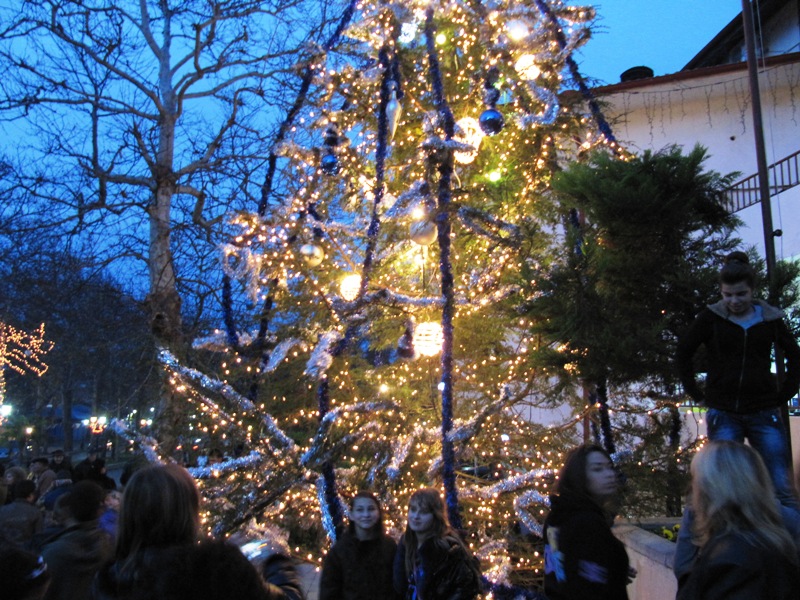 Със запалването на коледната елха в Созопол стартираха новогодишните празници