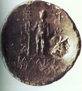 Бронзова монета на Аполония с изображение на статуята на Аполон Лечител, открита при разкопки на тракийската крепост „Малкото кале” край Равадиново (гръб).