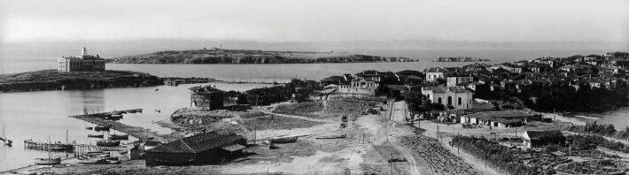 Панорамна снимка на Созопол, началото на 30-те години на ХХ век Панорамна снимка на Созопол, началото на 30-те години на ХХ век